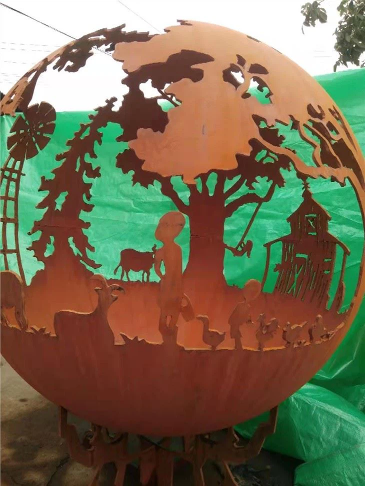 나무 가지 다리가있는 화재 구덩이 구체