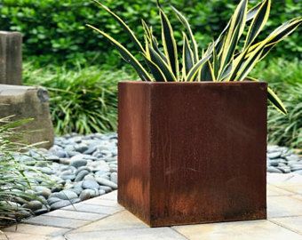 JBL Garden은 현대적인 야외 조경을 위한 맞춤형 Corten 강철 재배자를 소개합니다.