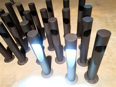 소박한 Corten 강철 중공 램프